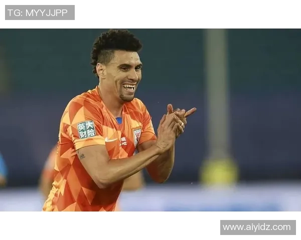 足球球星舔嘴唇瞬间成焦点 网友热议背后含义与魅力展现